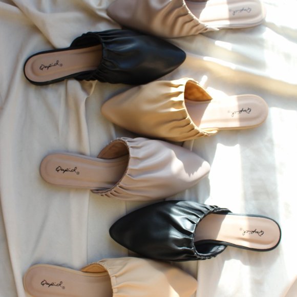 🚨FEW PAIRS LEFT🚨// Black Ruche Flat - Picture 4 of 6